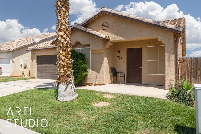 Primary Photo - Short term fully furnished 3-bedroom 2 bat...