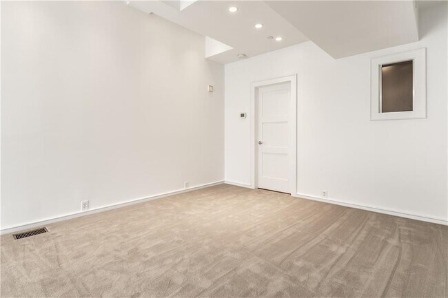Master Bed - 350 N Meridian St