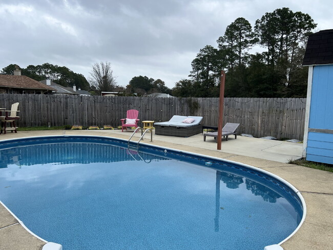 Building Photo - 4-Bedroom Home with Sunroom, Pool and Hot ...