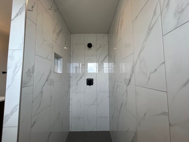 Building Photo - Beautiful Townhome!