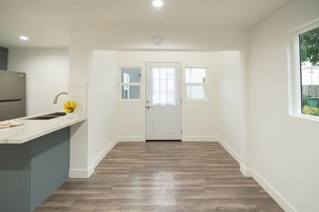 Building Photo - OPEN HOUSE TUESDAY 13,2025@ 6:30pm!       ...