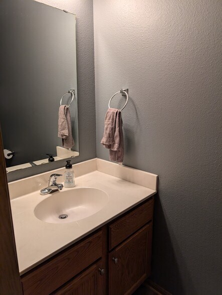 Building Photo - 1036 Manor Ct