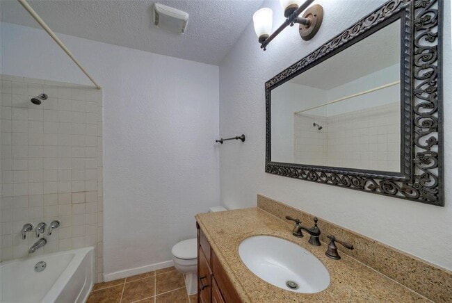 Building Photo - 702 Twin Oak Trail