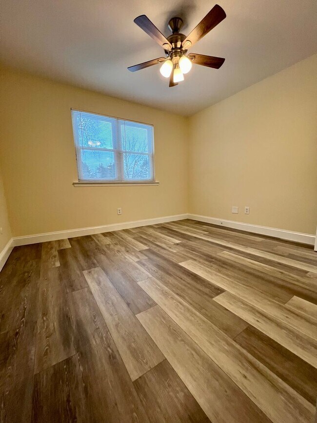 Building Photo - Stunning 2nd Floor Apartment in Telford! Parking Spot Included!