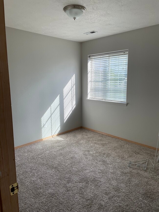 Building Photo - 15083 SE Oregon Trail Dr