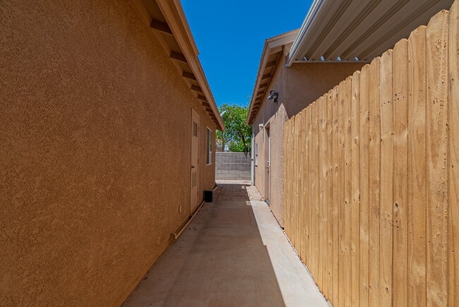 Building Photo - "Well Maintained 2-Bedroom, 2 Bathroom hom...