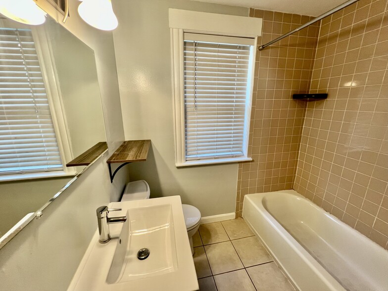 Bathroom 1 - 31 Justin Rd