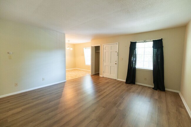 Building Photo - 3812 Country Club Rd