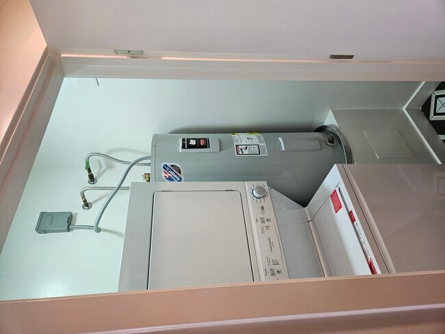 Building Photo - 6623 E Cheery Lynn Rd