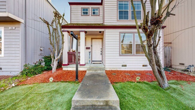 Building Photo - Charming 3 Bedroom 2.5 Bath with Bonus Room and Private Yard!