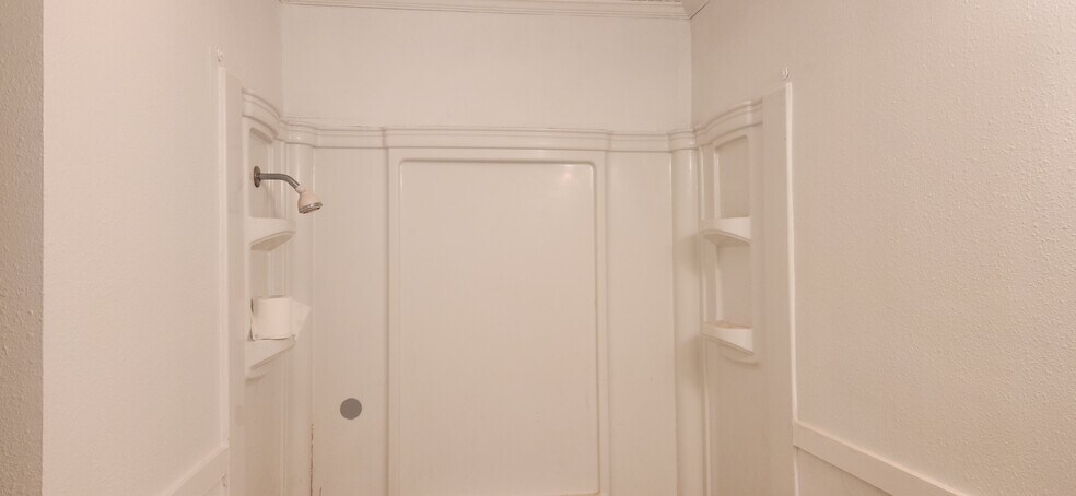 Building Photo - 605 E Applegate Dr