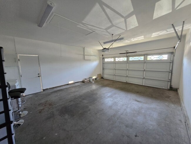 Building Photo - Spacious Northridge Family home near the N...