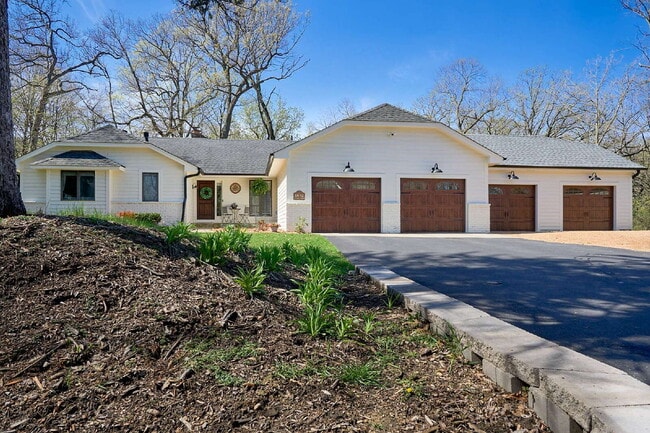 Building Photo - 1832 Essex Rd