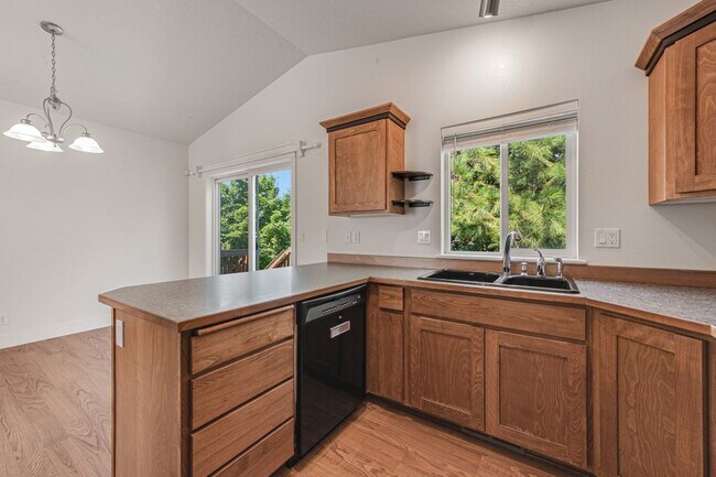 Building Photo - 5 bed 3 bath split level near State Line