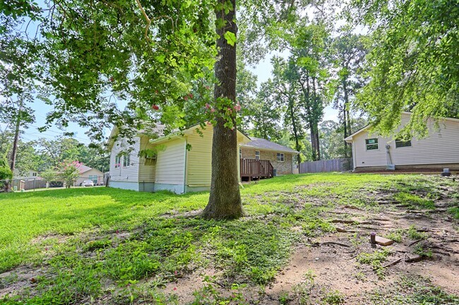Building Photo - 704 Natchez River Cir
