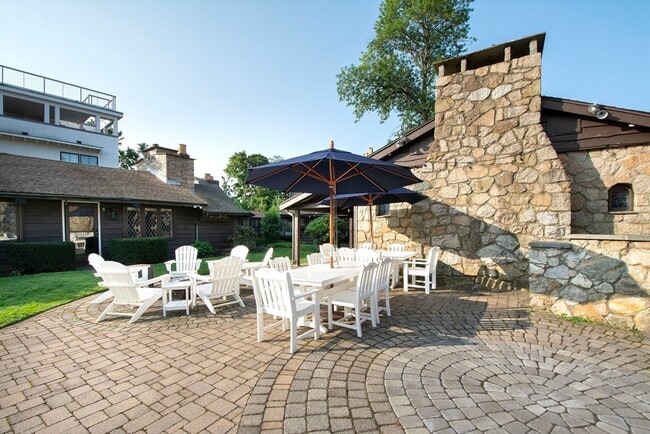 Building Photo - 19 Hobart Ln