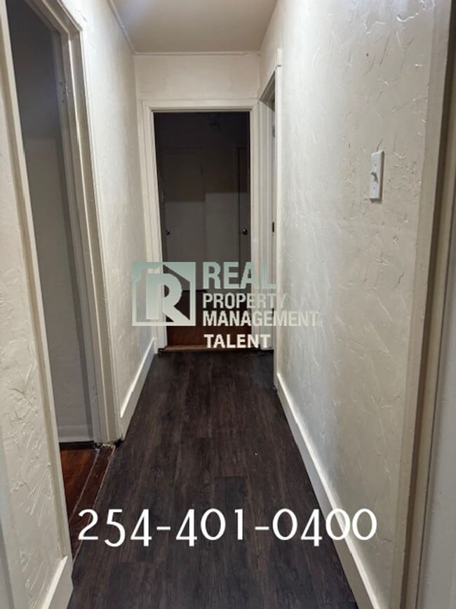 Building Photo - DEAL ALERT! Charming Vintage 3-bedroom, 1-...