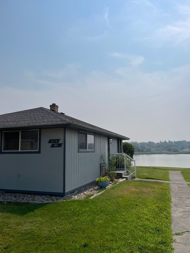 Building Photo - Prime Location! 2-Bed, 1-Bath Apartment with Lake Views and Near Downtown – Move-In Ready!