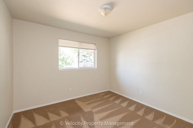 Building Photo - Bright and spacious 2 bedroom home!