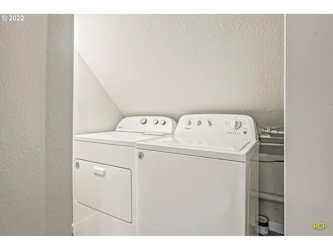 Building Photo - Victorian-style apartment available in the serene SW Hills