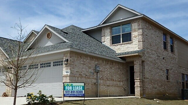 Building Photo - 4926 Villas Drive