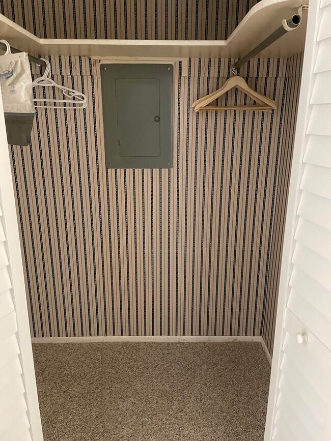 Building Photo - 4750 Cove Cir