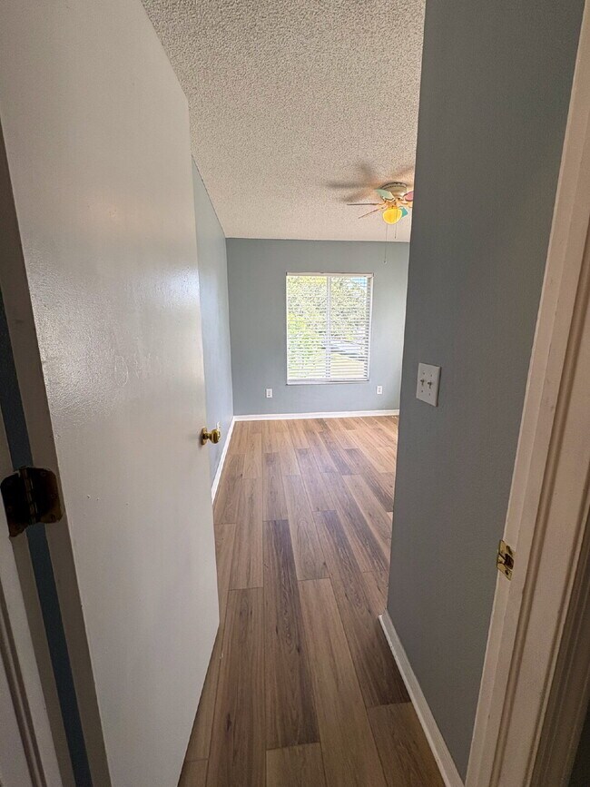 Building Photo - 3 bed 2.5 bath townhome in Gated Providence Lake Brandon