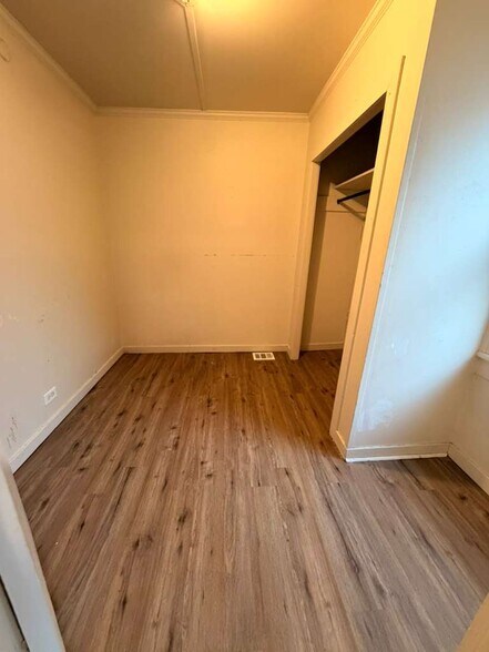 Building Photo - 252 3rd Ave