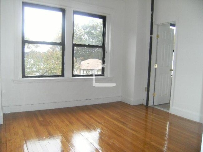 Building Photo - Great 4 Bed Available 8/1/26