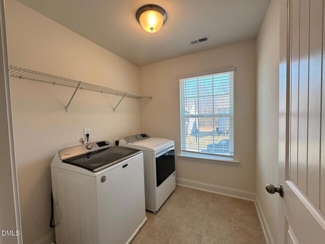 Building Photo - 247 Dando St