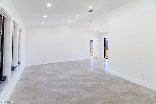 Building Photo - 720 Chavers St