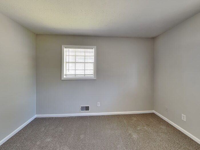 Building Photo - 2252-2257 7 Oaks Cir