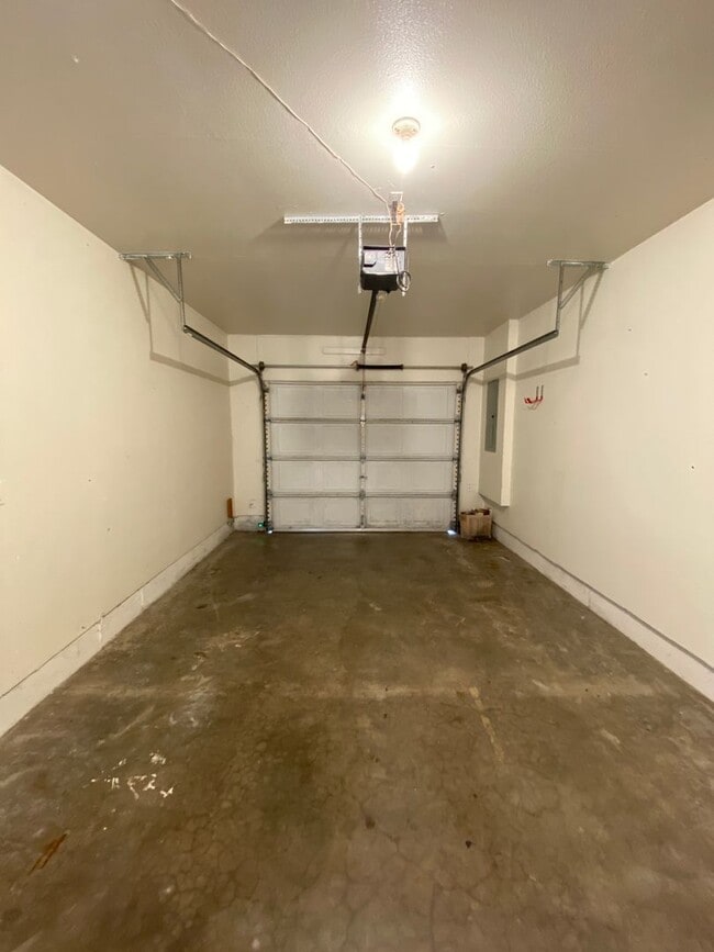 Building Photo - Spacious 3-bedroom/1 bath duplex in Albany!