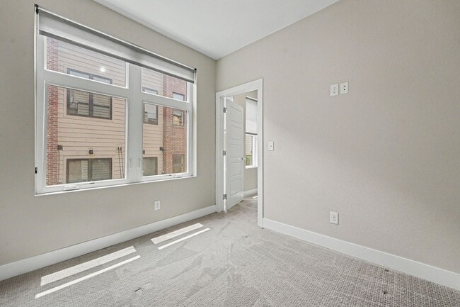 Building Photo - 2 Bed, 1 Bath Townhouse with Roof Top Deck