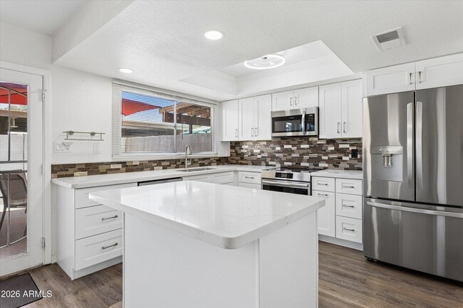 Building Photo - 8141 E Vista Dr