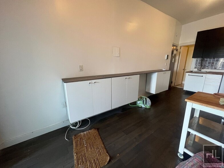 Building Photo - Junior 1BR / Studio Right Along Prospect P...