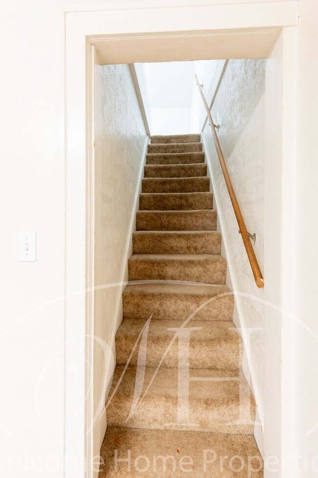 Building Photo - Cozy Home with Storage in Quiet Convenient Location