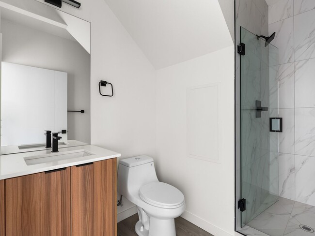 Building Photo - *1 MONTH FREE RENT* A 2bd/2bath Modern Tow...