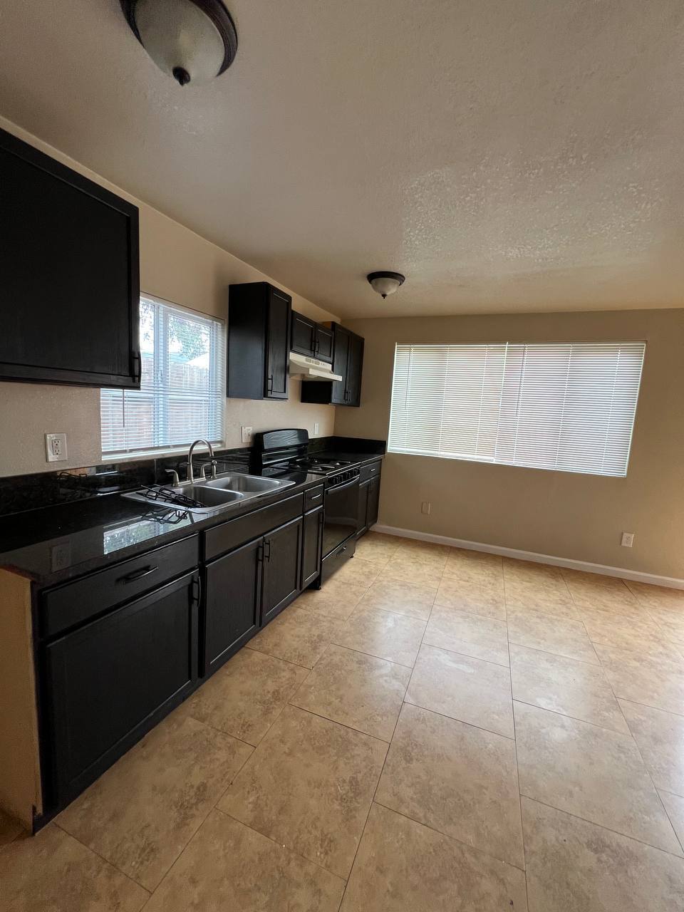 Building Photo - 304 N Sierra Vista Ave
