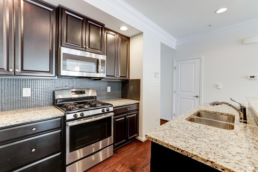 Building Photo - 13643 Air and Space Museum Pky