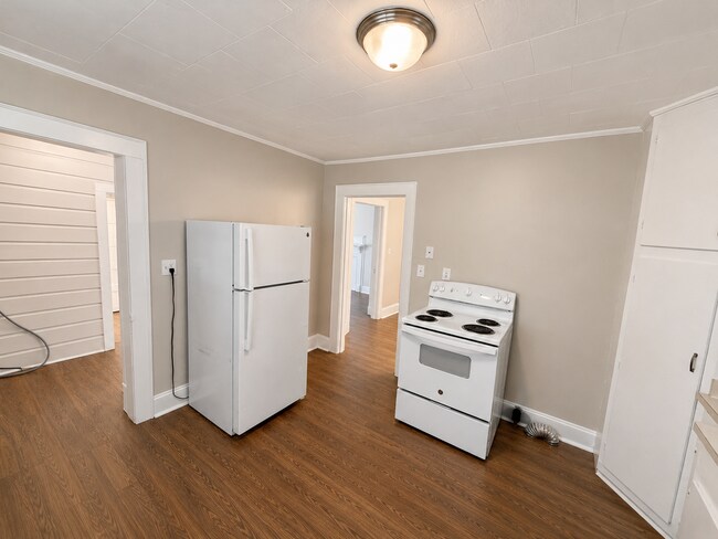 Building Photo - 406 Somers Ave