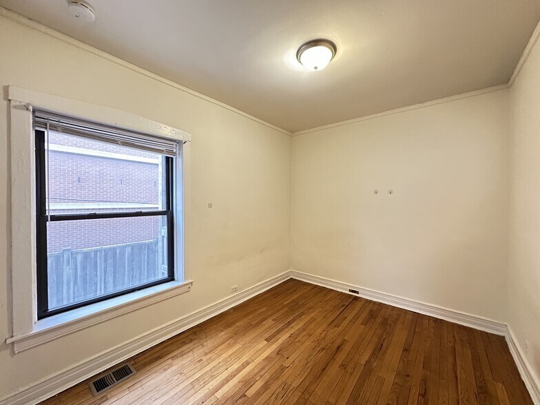 Building Photo - 824 W Waveland Ave