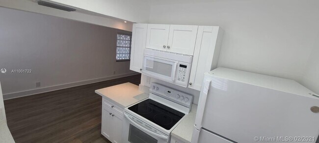 Building Photo - 3856 S Circle Dr