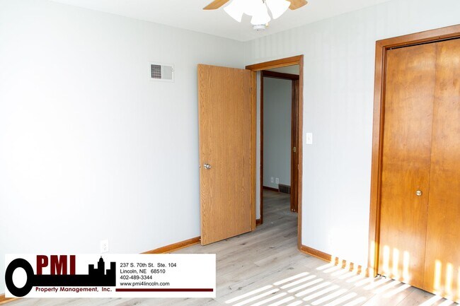 Building Photo - 2 Bedroom and 1.5 Bathroom Apartment Avail...