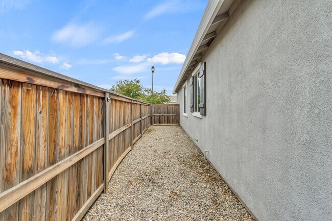 Building Photo - Newer Home on Large Corner Lot with Lots of Natural Light!