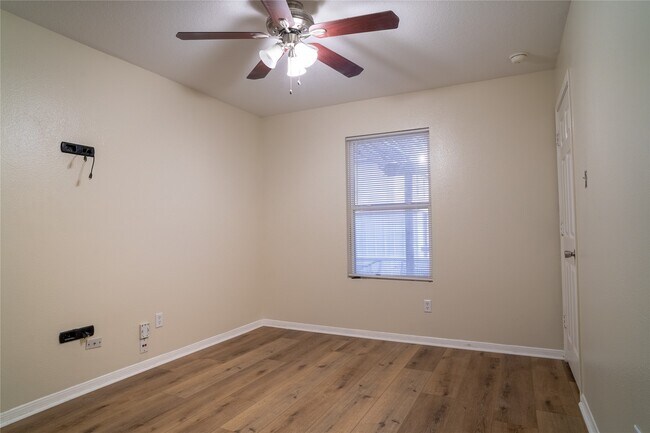 Building Photo - 3426 Barkers Crossing Ave