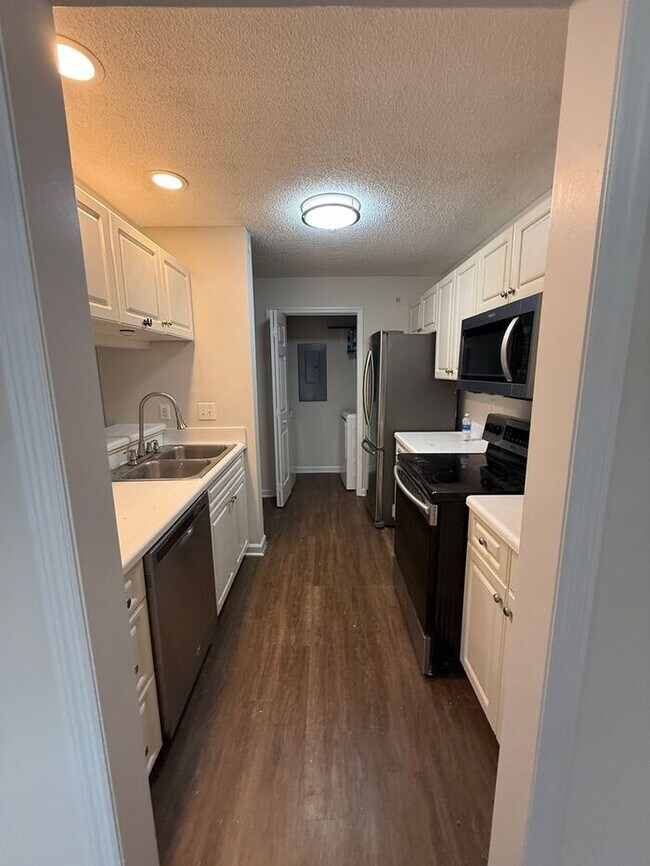 Building Photo - Modern Updated Top Floor unit! Freshly Pai...