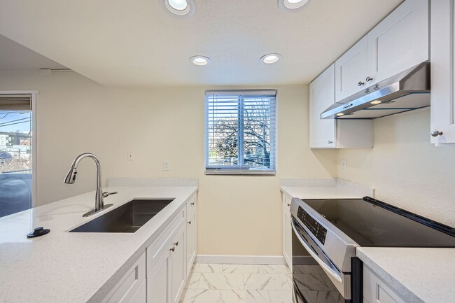 Building Photo - Charming 1 Bed 1 Bath Condo in the Heart o...