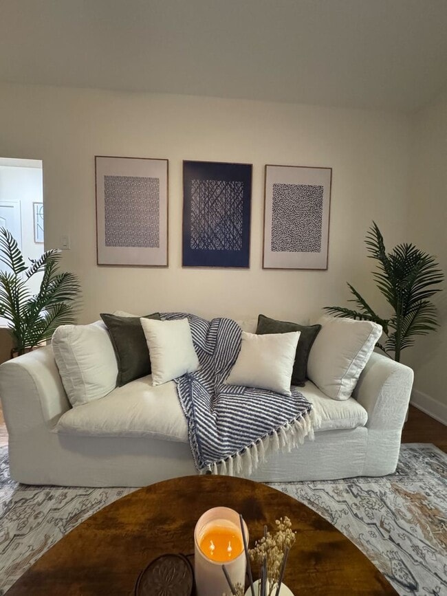 Building Photo - 610 E 74th St