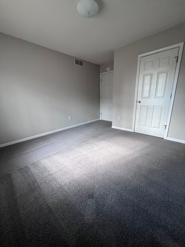 Building Photo - 2200-2202-2202 E Parks Edge Pl